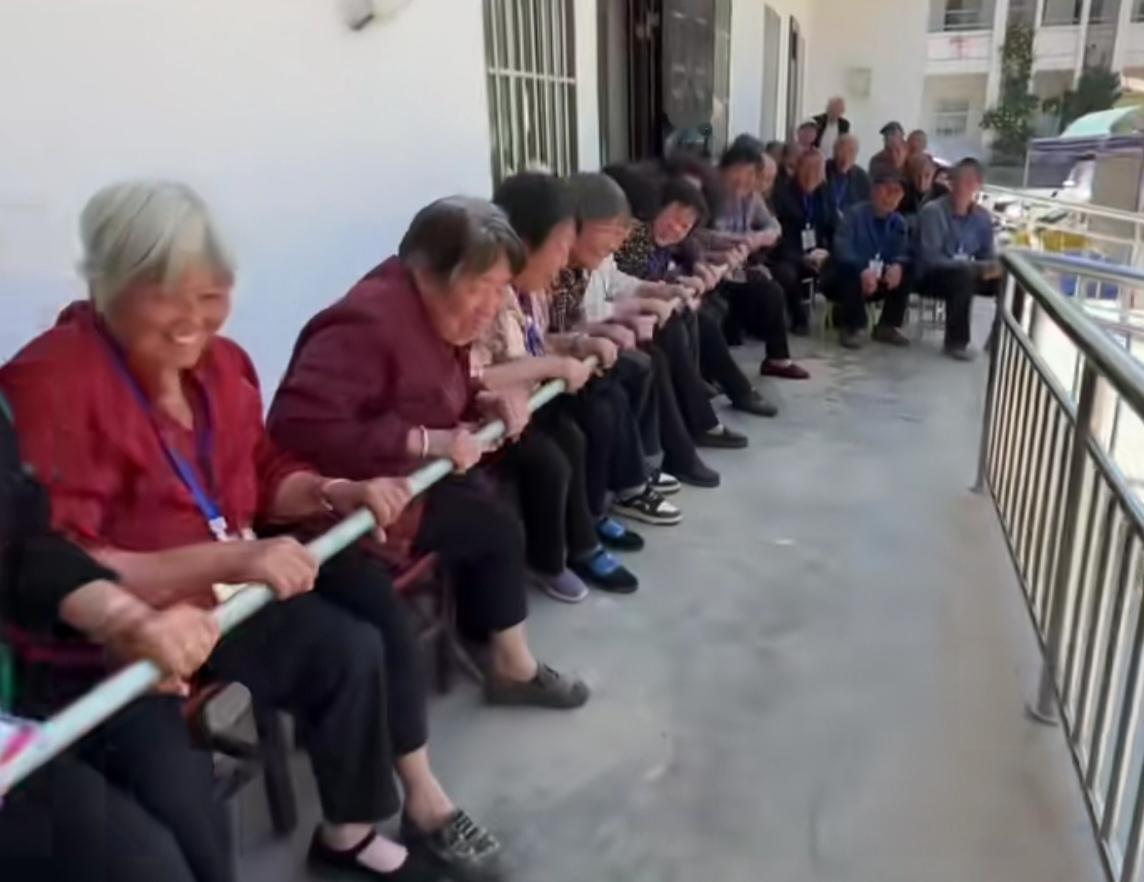 你对设立居民区老年食堂有何建议老年食堂应免费、应坚持下去，国家应拨款资助。