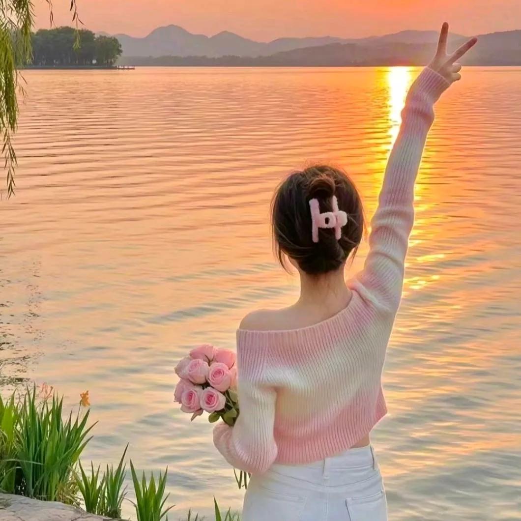 夕阳下的浪漫时刻，与爱的人牵手漫步湖边夕阳风景照 余晖治愈系风景 余晖治愈风景 