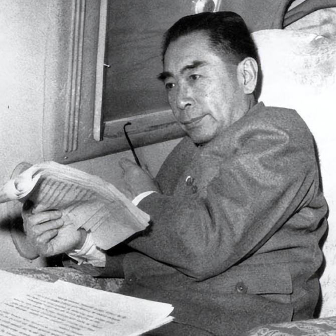 一次，一个英国记者采访邓颖超，为什么大家都互称同志，只有叫您先生为“总理”呢？邓