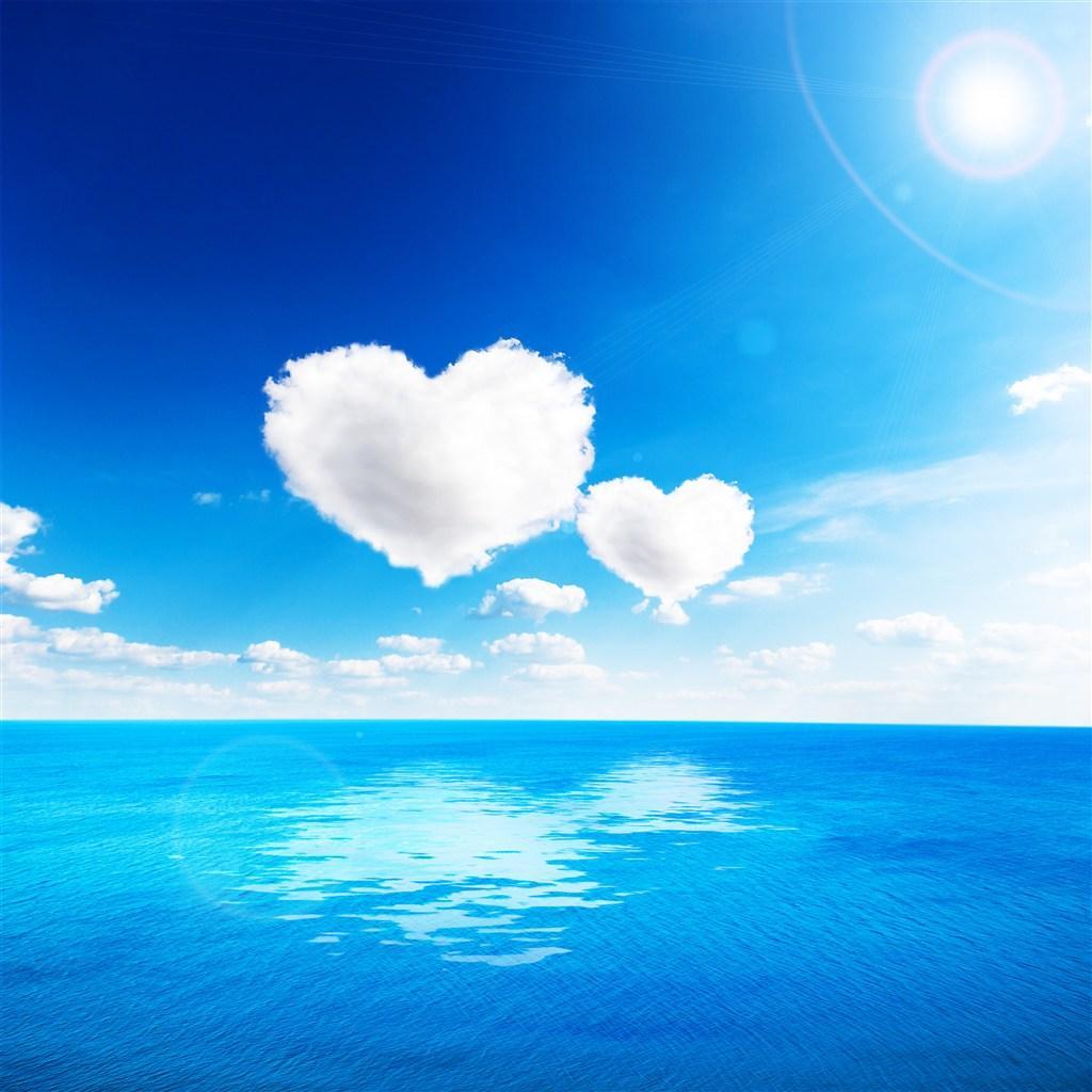 凌晨三点沉默的灯，与一个未抵达的拥抱

凌晨三点，指尖在冷光屏幕上滑过一场场与你