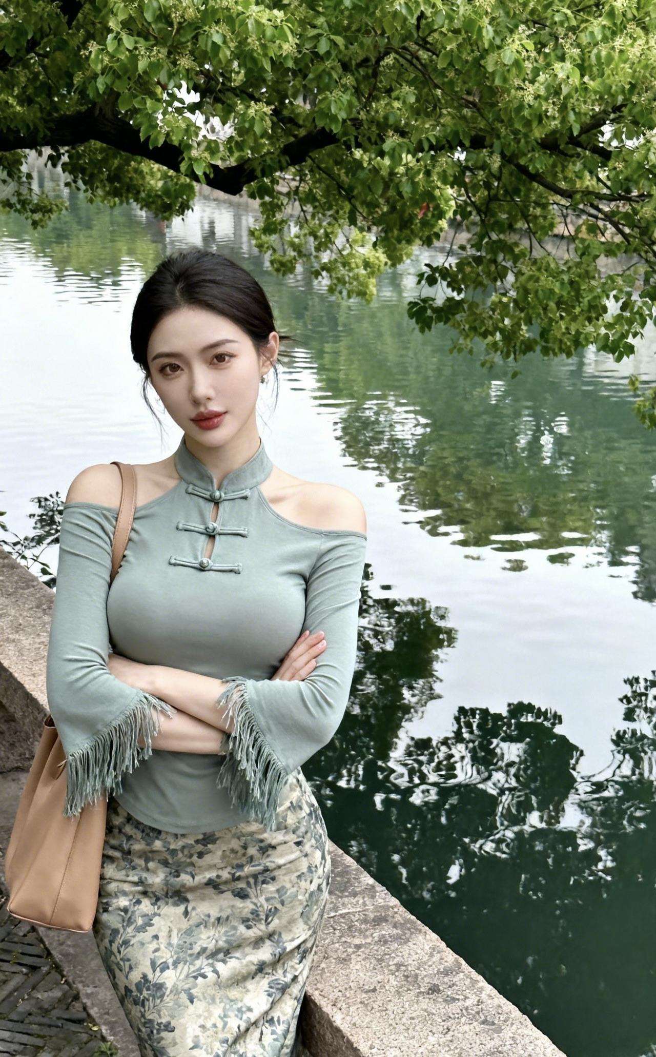 《桥畔青瓷》
 
立在石桥的浅灰棱线
像一捧揉碎的青瓷，洇在春水里
露肩的领口裁