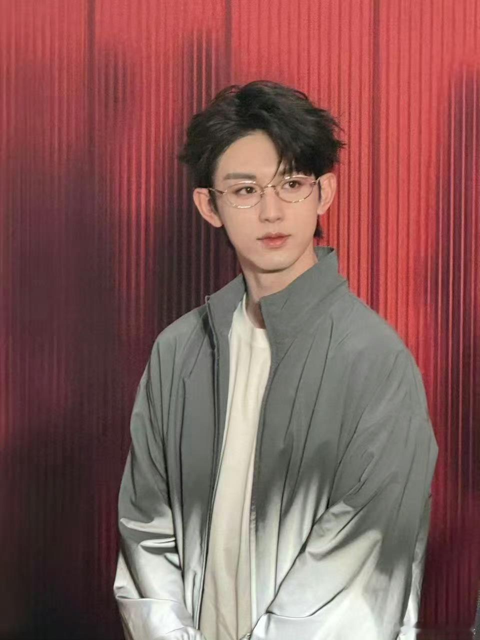 郭俊辰线下人气被郭俊辰的金丝眼镜造型狙中了！灰白搭配清爽帅气，线下活动秒变大型追
