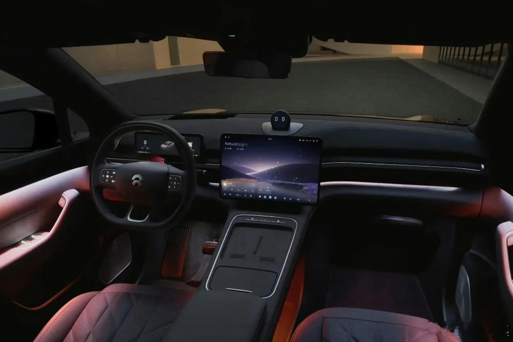 EC6通勤真的香，双电机四驱+雪地模式，冬天跑雪路稳稳当当不打滑。换电补能不用等