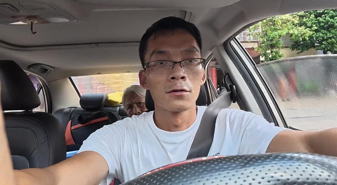 唐尚珺第三次带老妈回老家看新房，为老妈整理好床铺打算在新房住一段时间。

唐尚珺