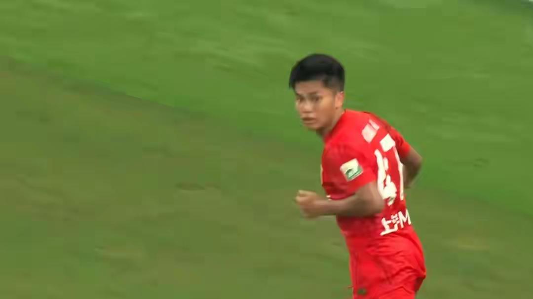 海港客场拿下三分！蒯纪闻斩获中超处子球
 
中超第25轮较量在深圳打响，主场作战