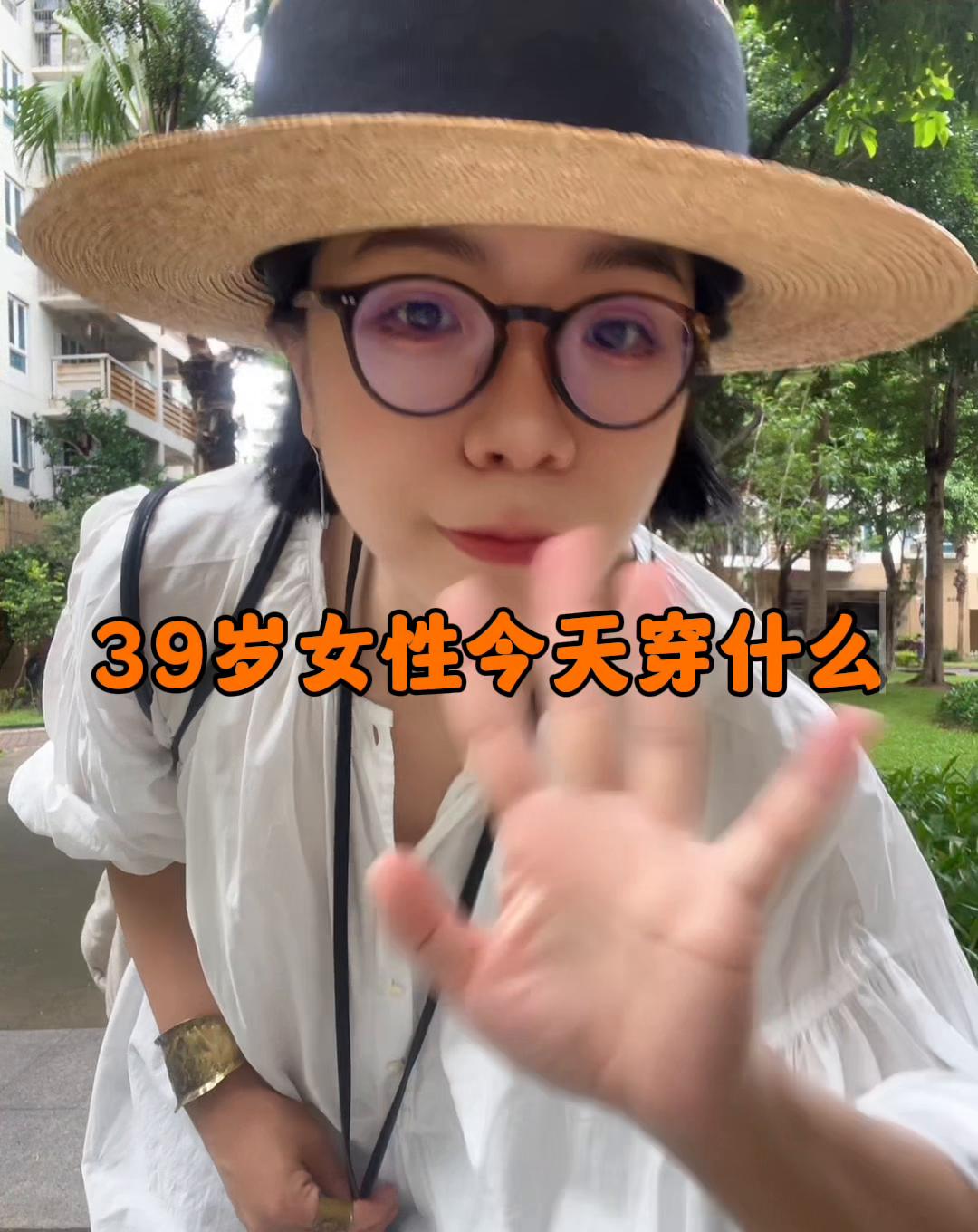 真正拉开女人差距的，是下雨天。

有的人精致到头发丝，有的人狼狈不堪。

这套雨