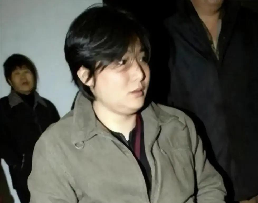 儿子被拐走32年，她跑遍大半个中国，发了10万份寻人启事。
1988年，西安街头