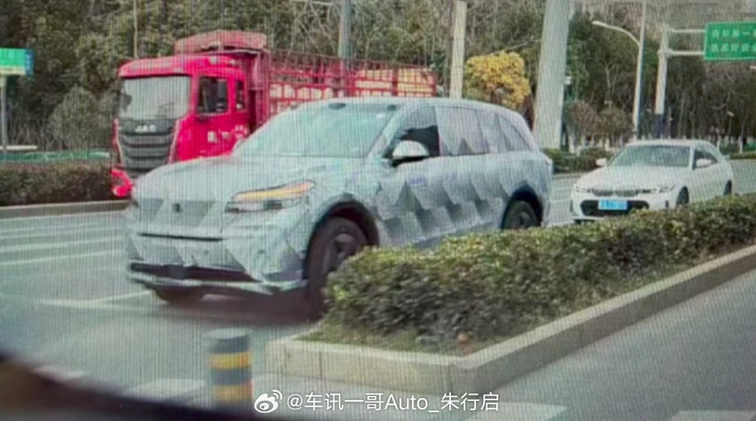 全新的乐道测试车被曝光看起来像是激光雷达的版本不知道蔚来的智驾能不能到第一梯队