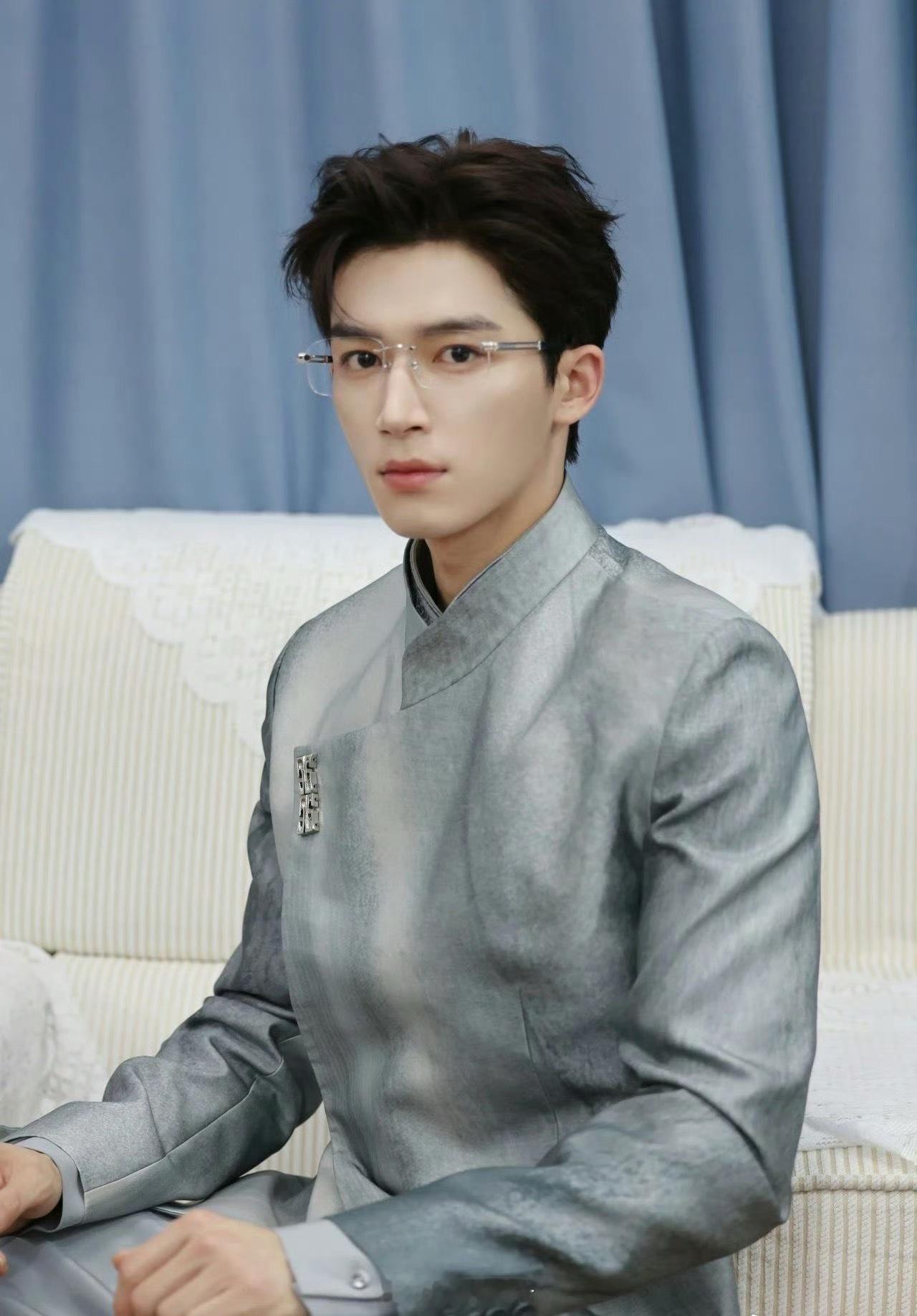 王星越下部戏是悬疑推理王星越这高智感演悬疑剧太合适了。 ​​​