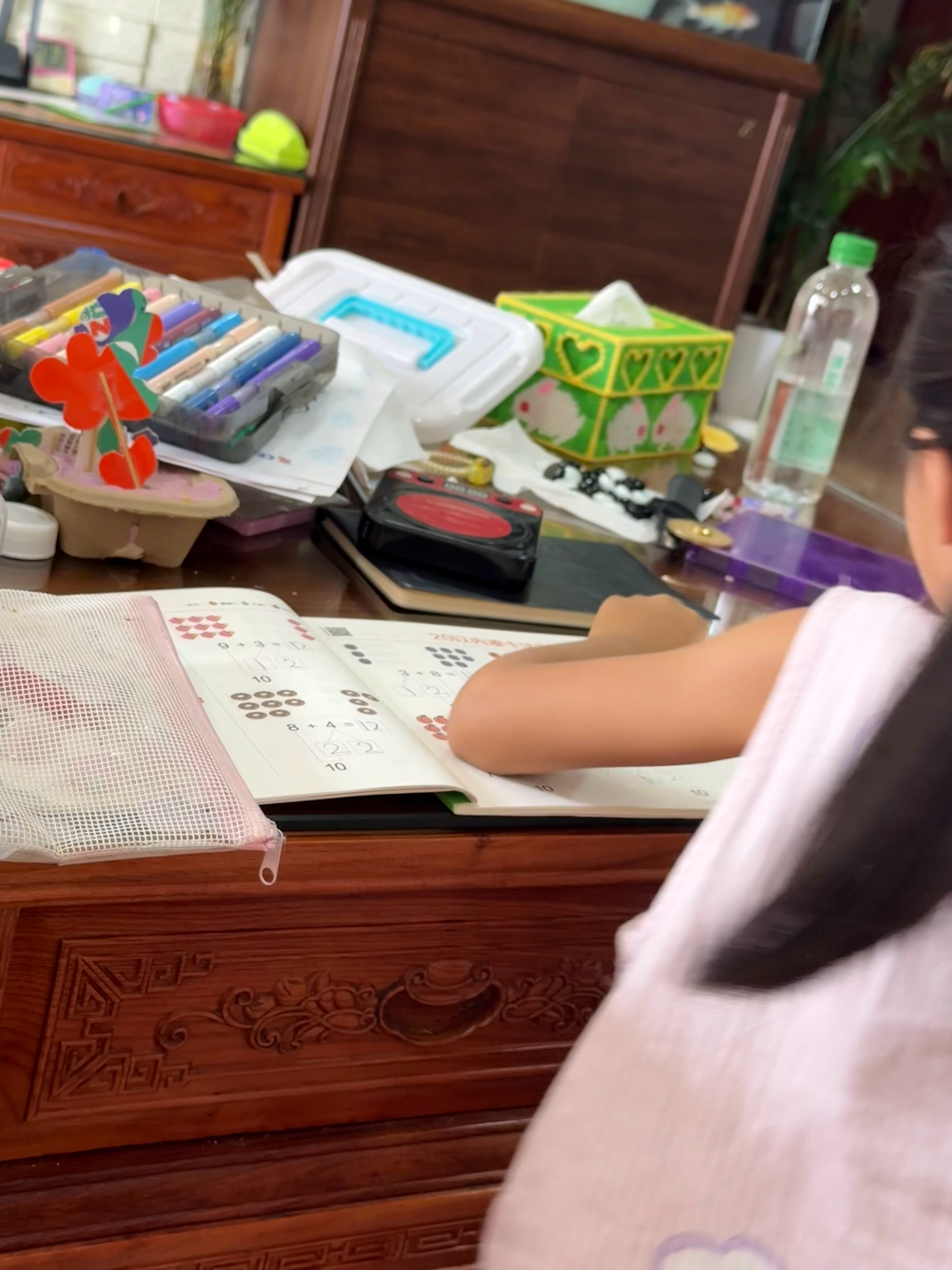 👧🏻“学习真有意思，妈妈，我能再写两页吗？”也是体会到学习的成就感了 