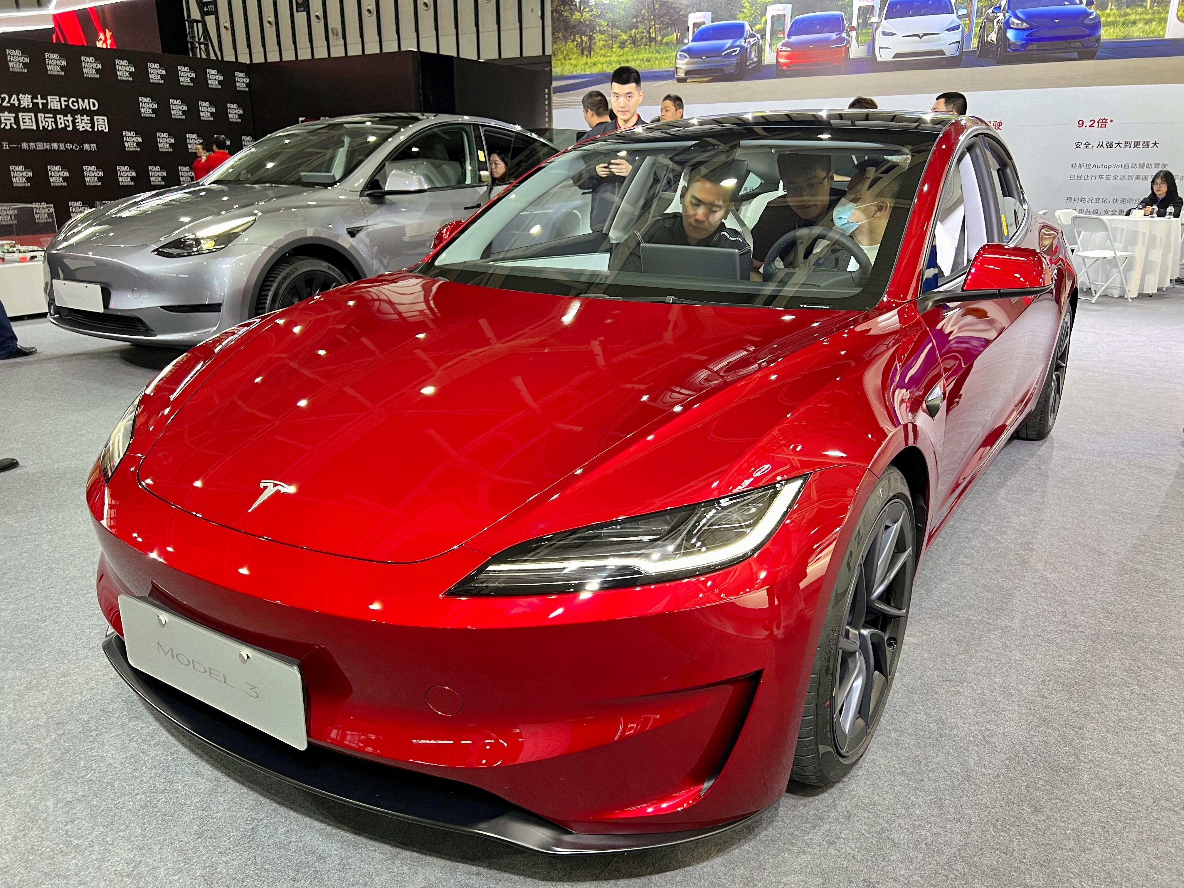 在南京车展上，拍到了特斯拉Model 3高性能版，运动座椅坐着舒服多了[发芽] 