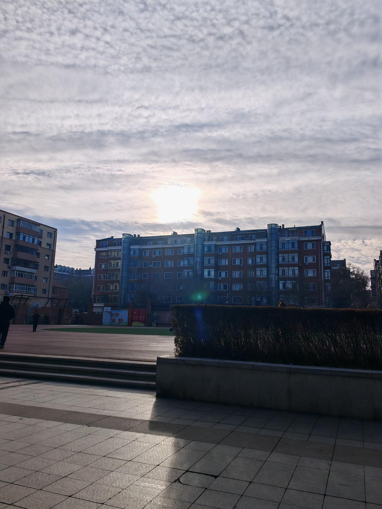 分享一下你随手拍下的夕阳无限好夕阳从天边滑向地平面，渐渐隐藏了余辉，第二天又从东