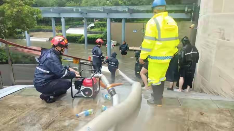 迎战台风白海豚：风雨袭沪，城市秩序稳如磐石:
 
今年13号台风“白海豚”虽然中