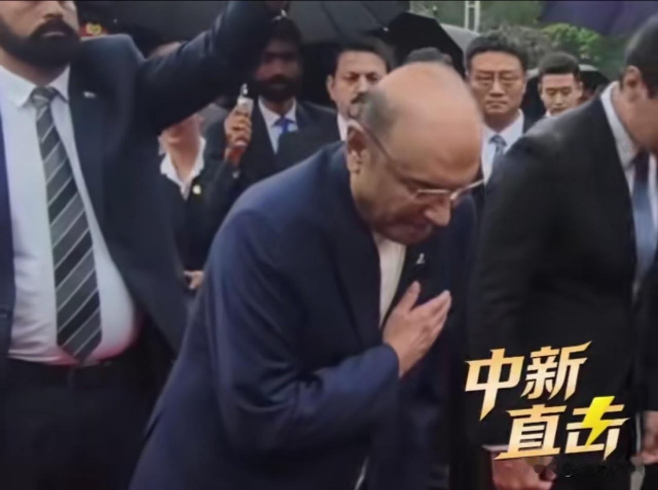 巴基斯坦总统扎尔4月27日在湖南韶山的一幕：雨中，他双手合十，神情庄重地向毛泽东