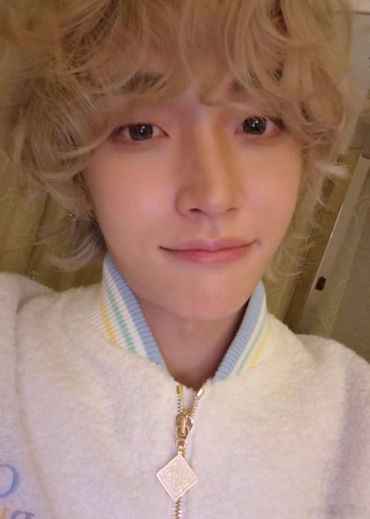 元彬直播 一大早就看到元彬直播了，美颜暴击！好幸福呀[期待]金发卷毛好可爱好帅[