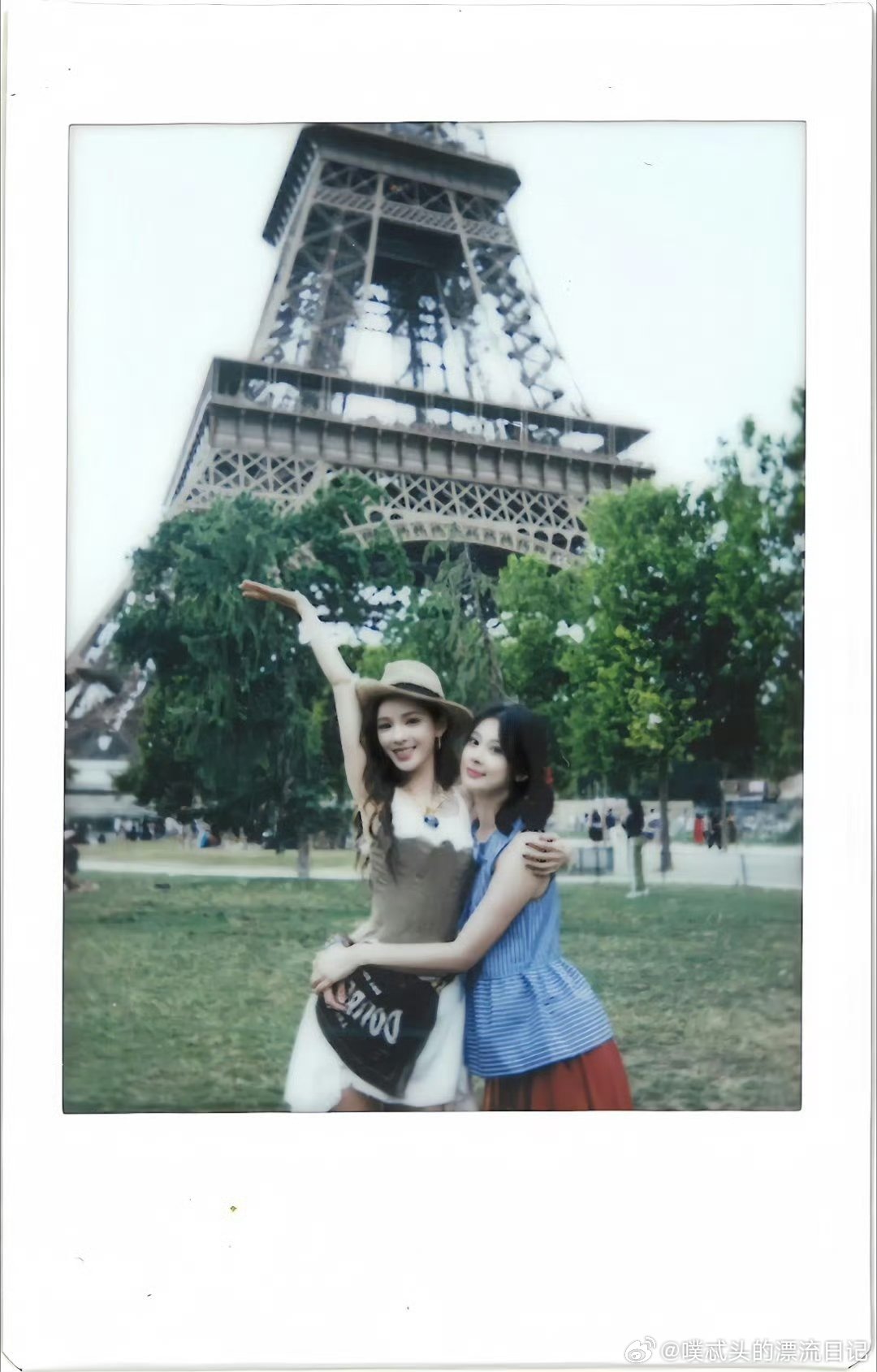 张予曦赵昭仪像极我和闺蜜下班 合伙人 挽手说笑的样子，真的像极了我和闺蜜！ 