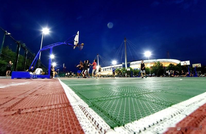 北京队球员退场时，山西主场部分球迷行为失控，辱骂声此起彼伏，更有甚者向客队球员吐