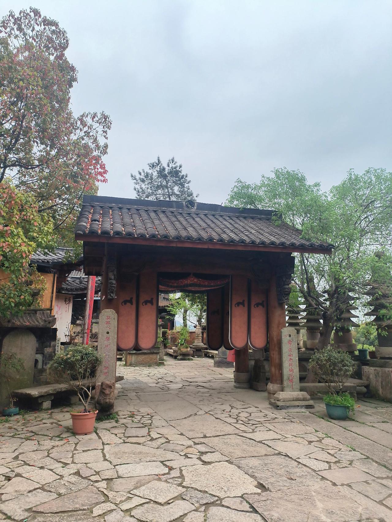 龙潭古寺，光听名字似乎有种危机四伏，此去艰难险阻的感觉。但实际上，这里的龙潭不是