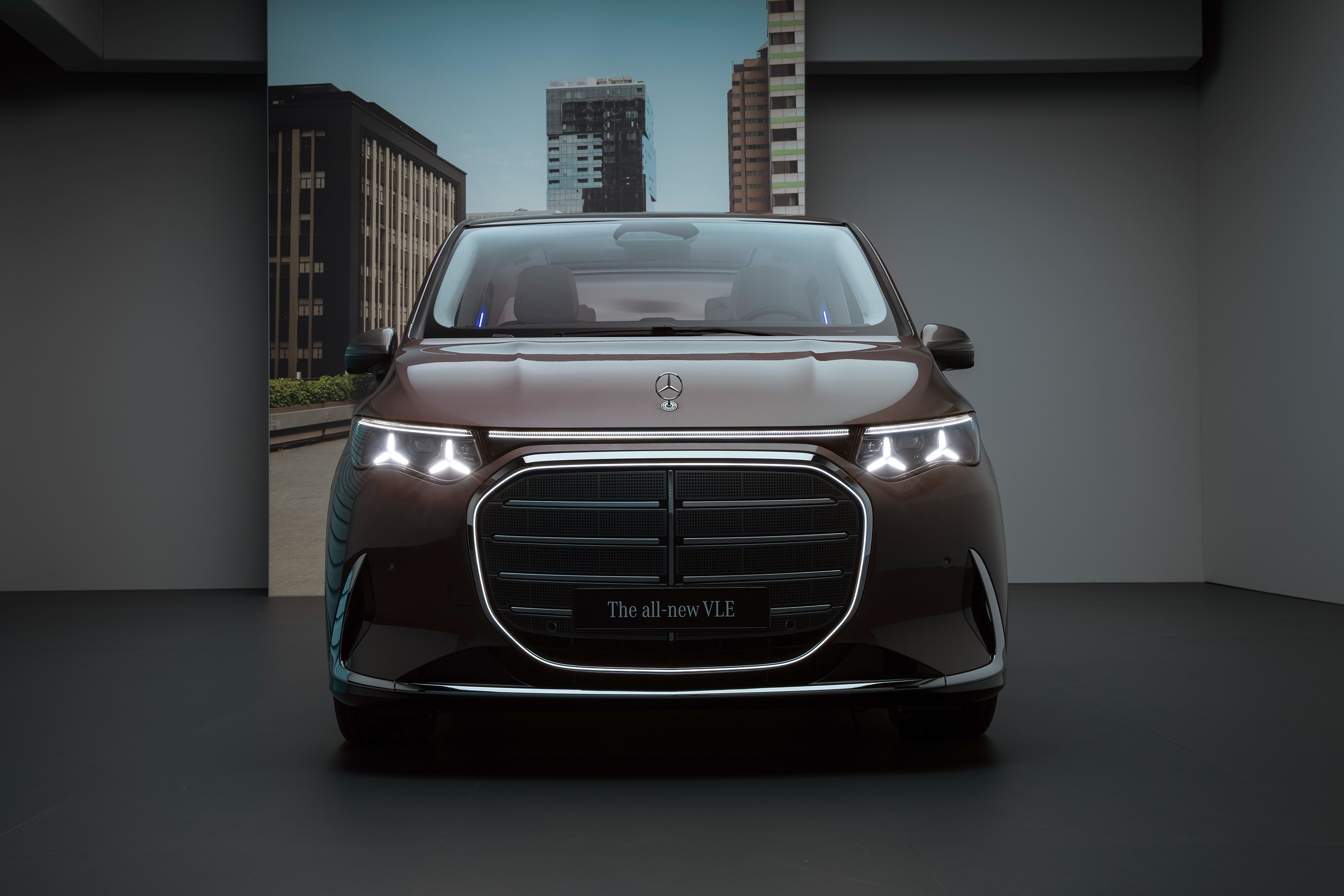 重磅！奔驰全新纯电VLE全球首秀，豪华MPV进入私享空间新纪元。续航超700公里