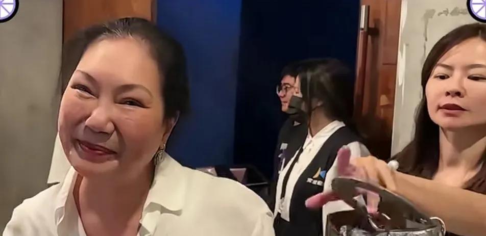 黄春梅这脸都快成发面馒头了，优雅的老去不好吗？
看到她就知道大小S为什么会这么作