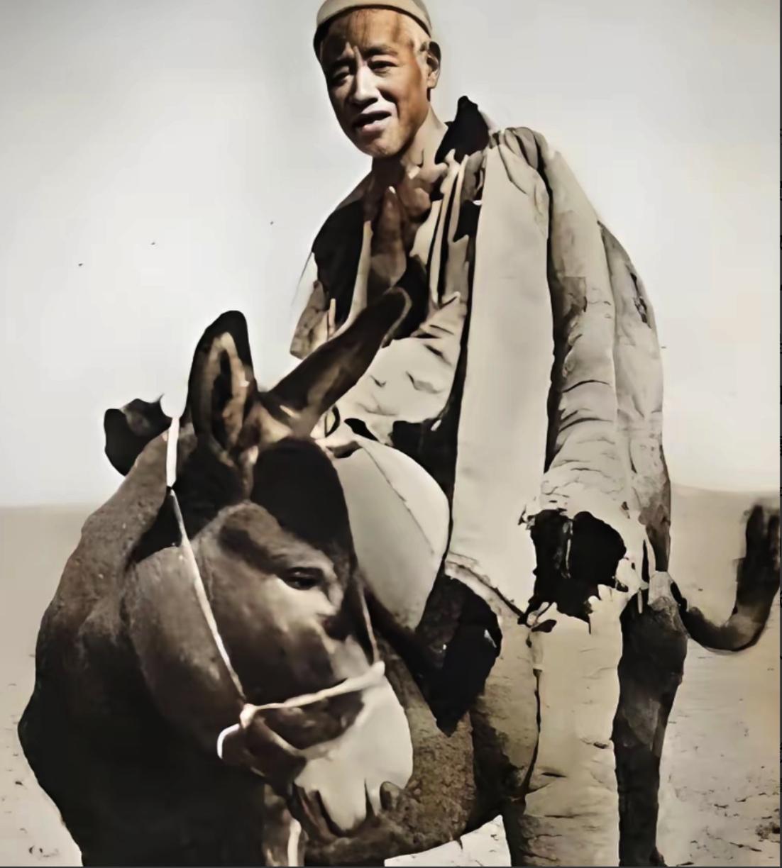 1943年，53岁老农参军，战友嘀咕：“大爷，您能行吗？”谁知首战，他竟立下奇功