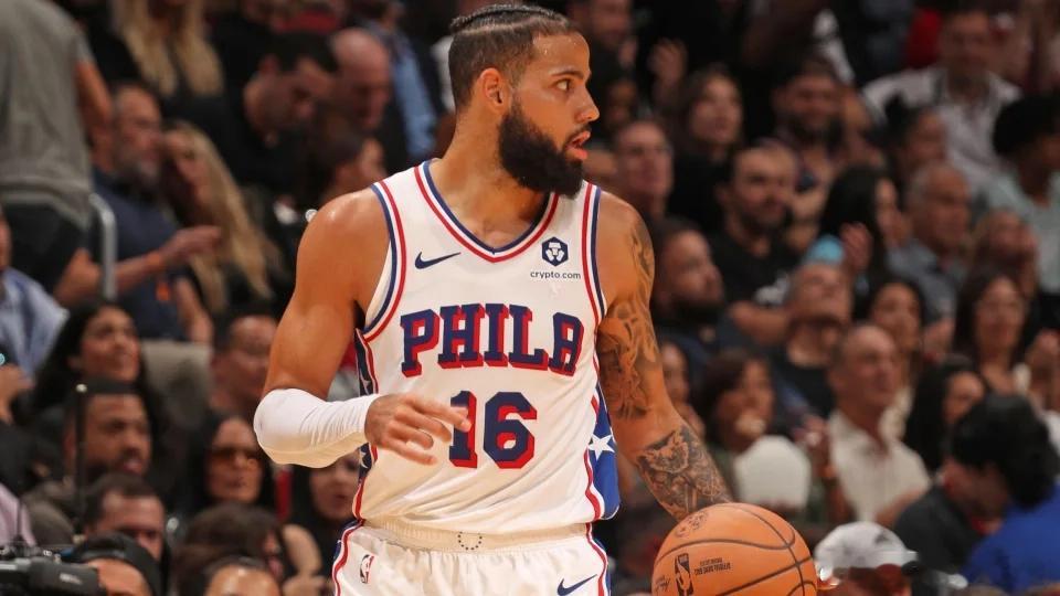 每到休赛期，数十名NBA球员签下足以改写人生的大合同，赚得盆满钵满。但并非所有球