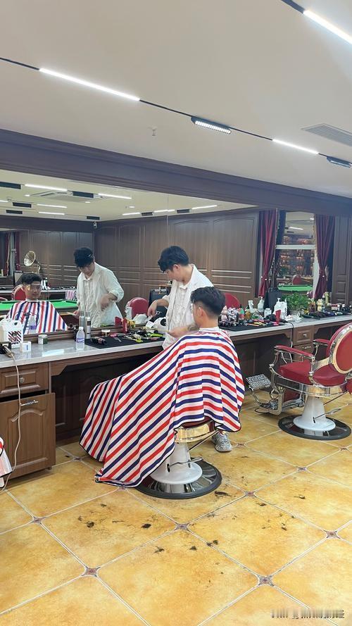 九边谈到了一个理发的问题，其实很多行业都有相同的问题，比如餐饮，比如书店。 
