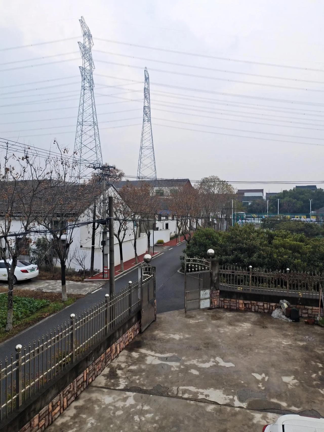 高压线对身体真的没有影响吗
前面已经有两条550KV的高压线了，现在又要新增一条