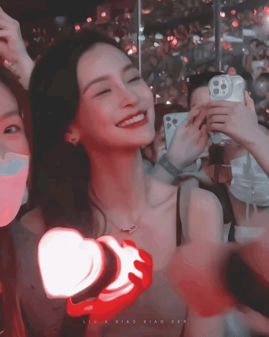 杨颖太尬了，一直在释放她独美的信号，扭来扭去不愧是夜店女王。

杨颖离婚后几乎没