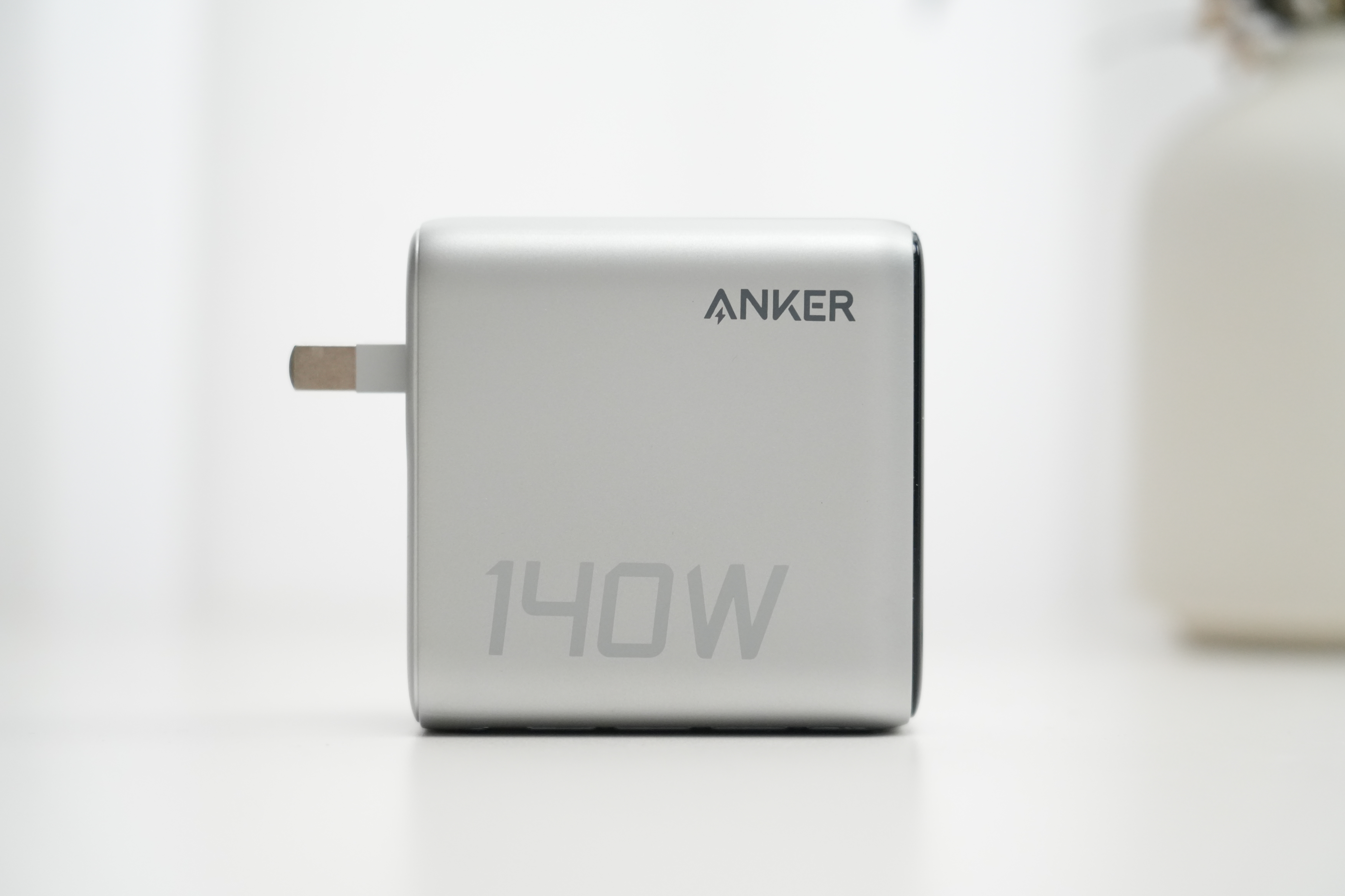 作为常年同时用笔记本、手机、平板的数码党，出门得带多个充电器不说，遇到插口少的高