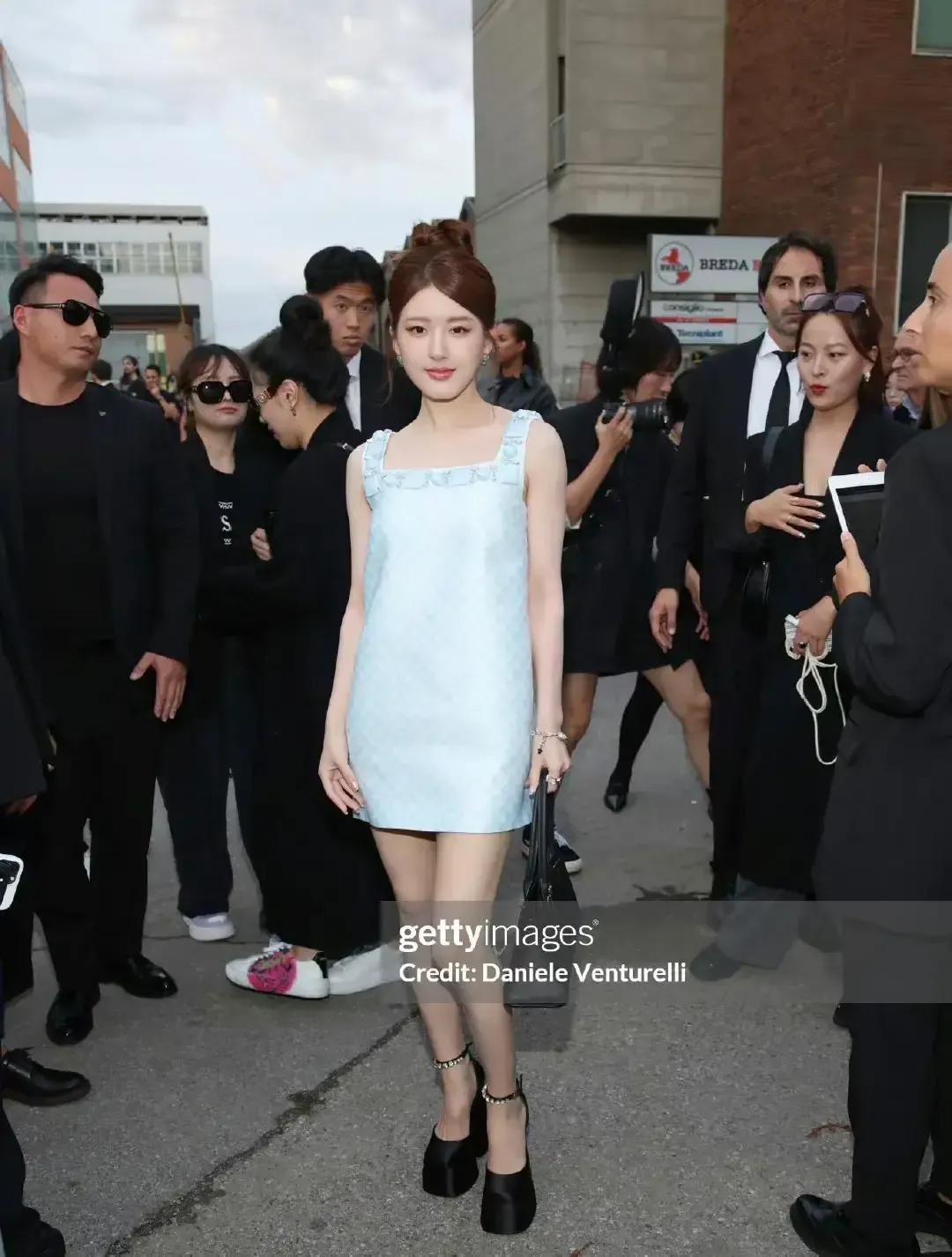 娱乐圈的小姐姐真不容易，踩着恨天高，硬生生将自己的身高拔高了20厘米，看着都替她