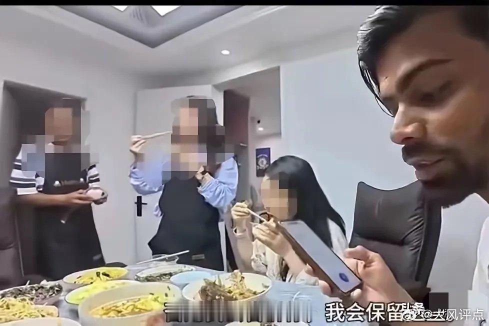 请“要饭哥”到家里吃饭的母女，不是善良，是愚蠢！这个被大家叫做要饭哥的印度博主，