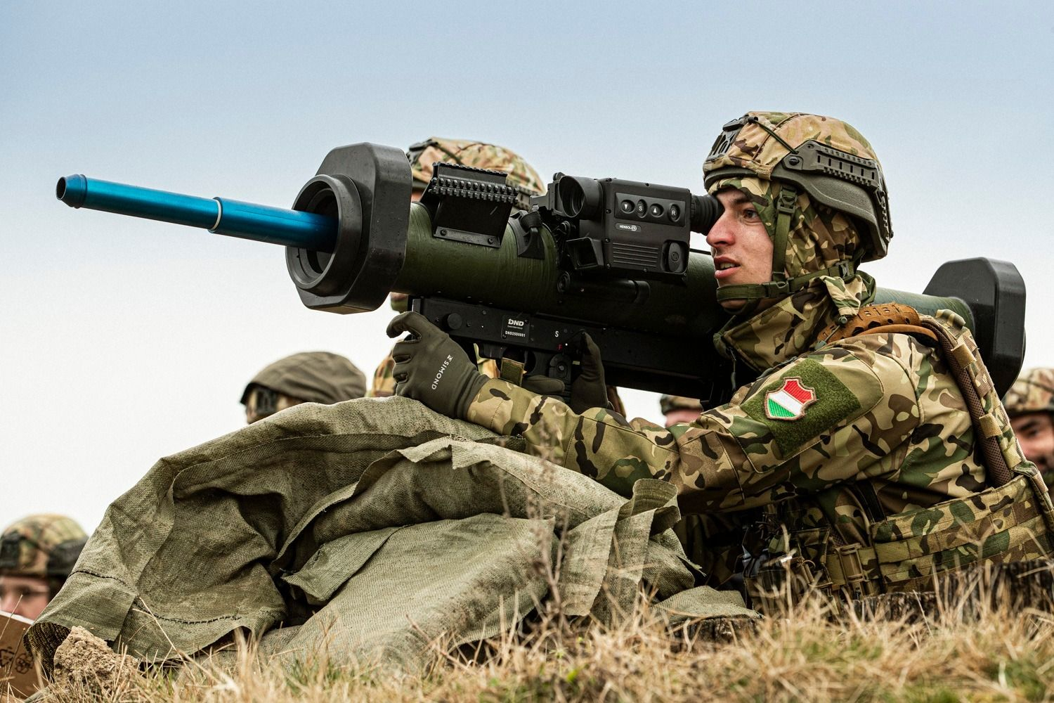 烽火问鼎计划  匈牙利陆军使用RGW110火箭筒训练设备，有点像以前咱们的以枪代