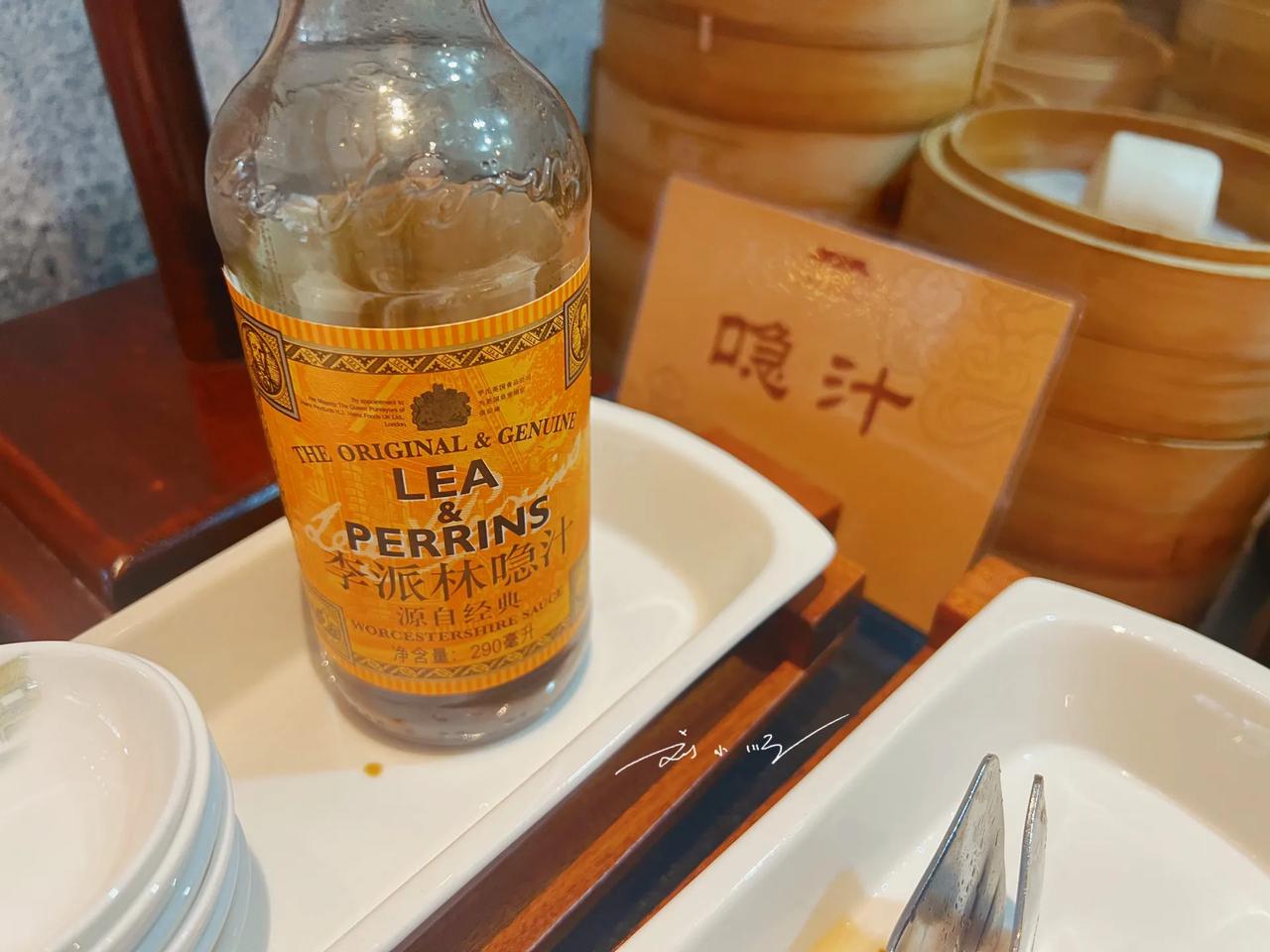 今天我在广东云浮的“禅泉度假酒店”吃早餐时，在茶点旁边看见这么一瓶“奇怪”的酱汁