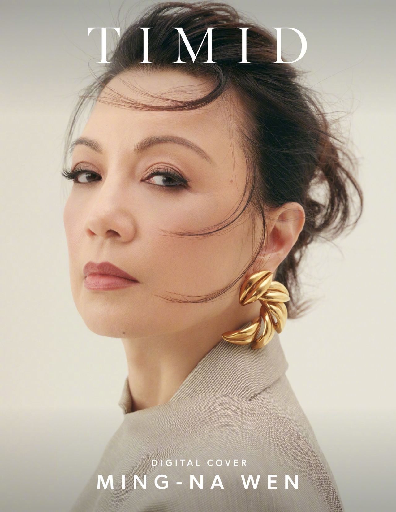 61岁的美籍华裔女演员温明娜登上《TIMID》杂志2025年六月刊封面，演绎了一