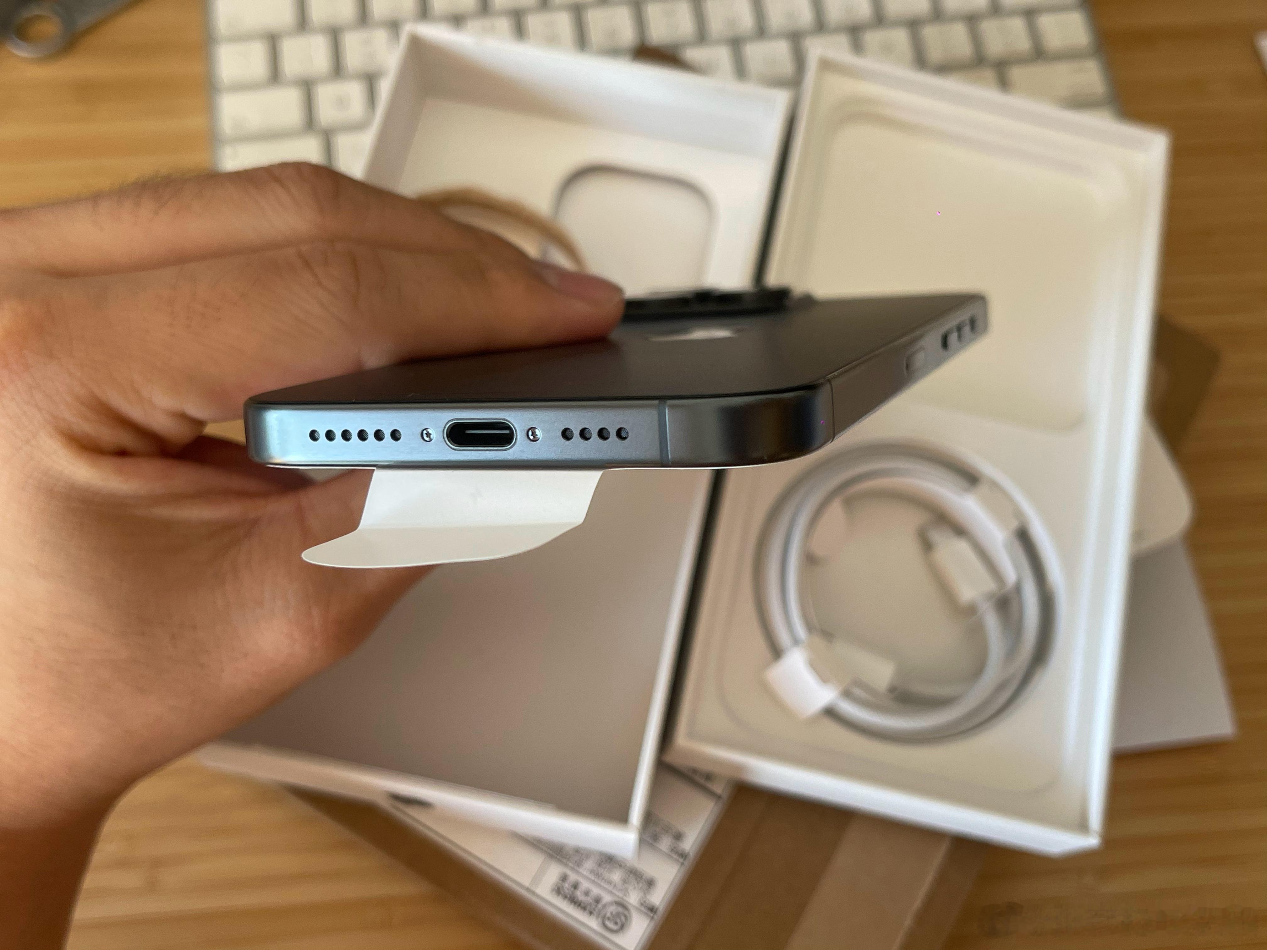 买了个1T的iPhone 15 Pro max，突然发现这咋变type-c口了？
