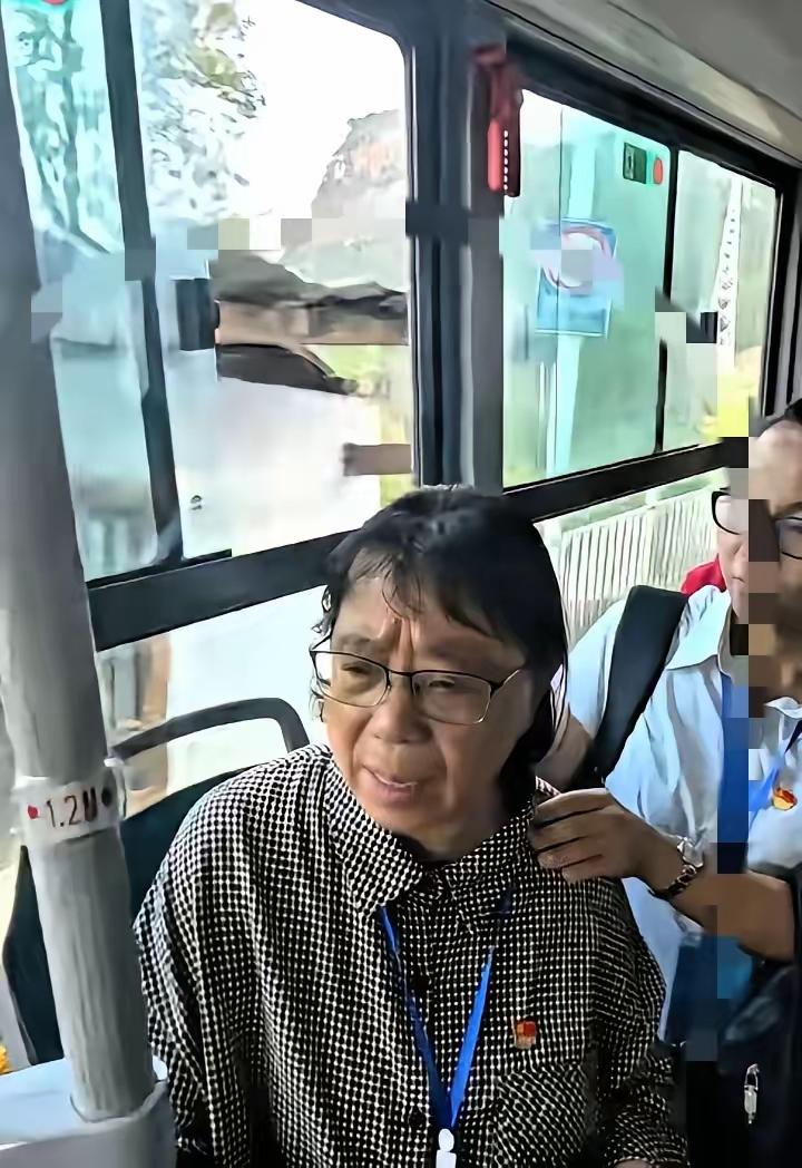 华坪女高今年高考成绩出来了。100个山里姑娘，全考上了，一个没落。

二十多人过