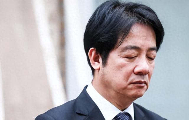 赖清德还没来得及登上飞往非洲的专机，就接连收到三个晴天霹雳。一边是岛内民众骂声一