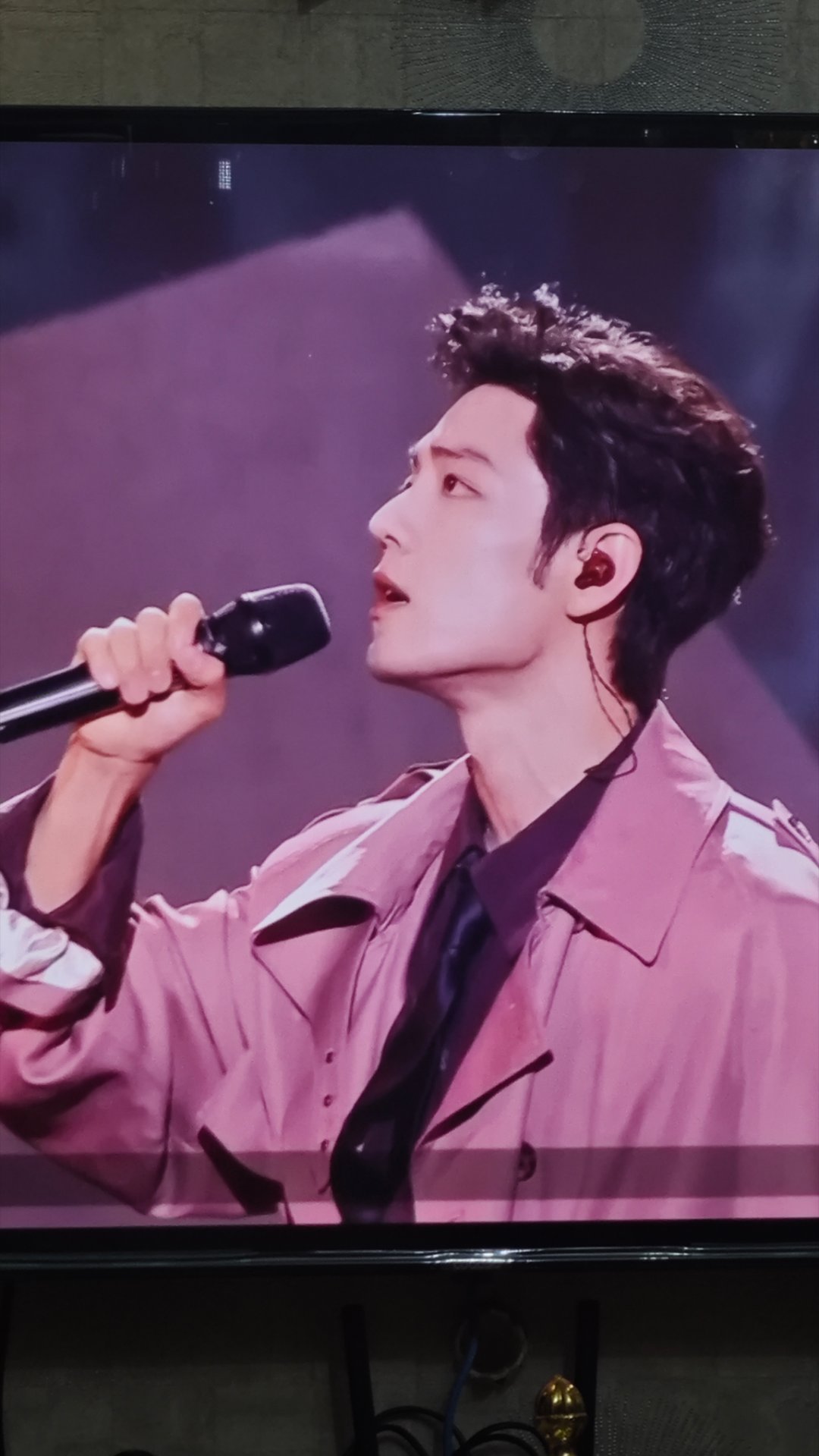 【肖战时隔五年再现跨年舞台】肖战说万家灯火就是得闲谨制最好彩蛋东方卫视跨年盛典上