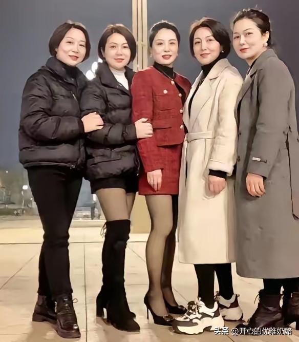 问一个扎心的问题，如果你年过50，会选择图中哪个穿衣风格。
都说衣品如人品，年龄