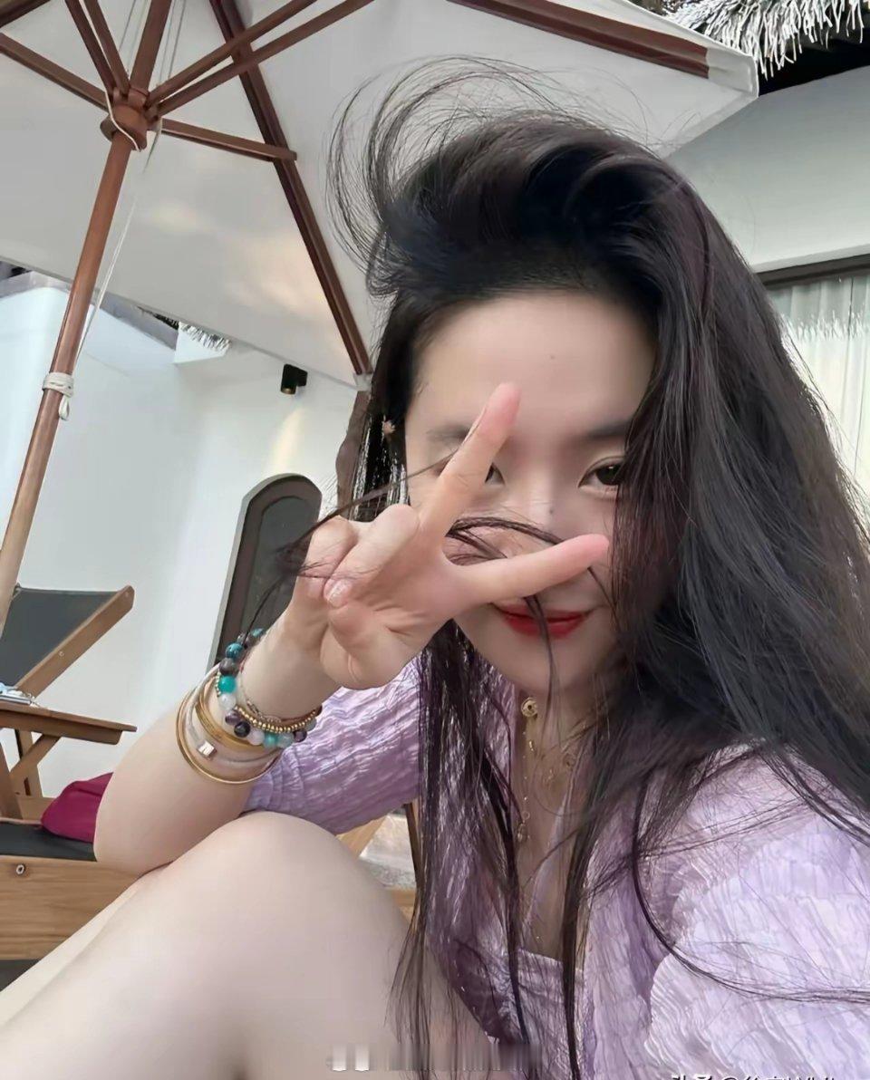 看到刘亦菲手上那只100g的黄金手镯叠戴手串，我才算真的开窍：
原来黄金不是戴“