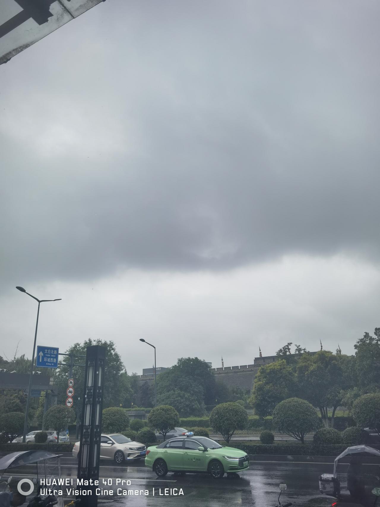 西安今天夏至大雨，又逢父亲节！西安地铁2号线依然客流量居高不下，很多游客拉着行李