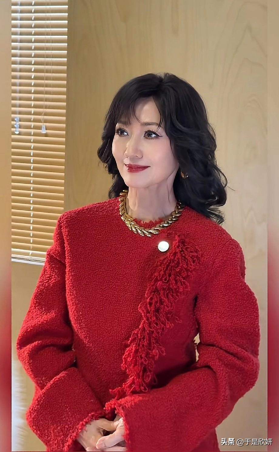 70岁的赵雅芝，用一身红装告诉所有人：美从来与年龄无关。✨
最新视频里，她身着红