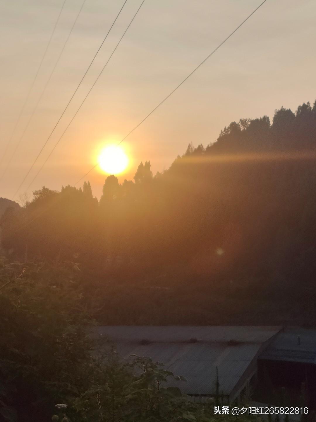 看到“晨光破雾千山醒”这个上联，画面感一下就有了。晨光如利剑，划破雾霭，千山从沉