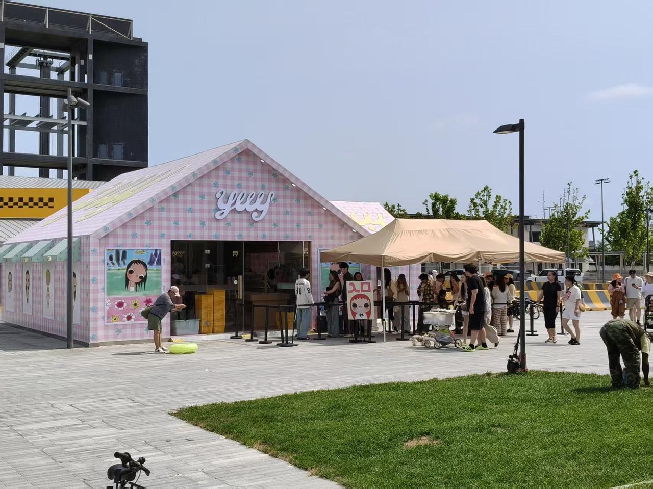 在阿那亚，两个潮玩快闪店紧邻。

一处粉萌小屋、一处可爱主题门店，主营服饰配饰，