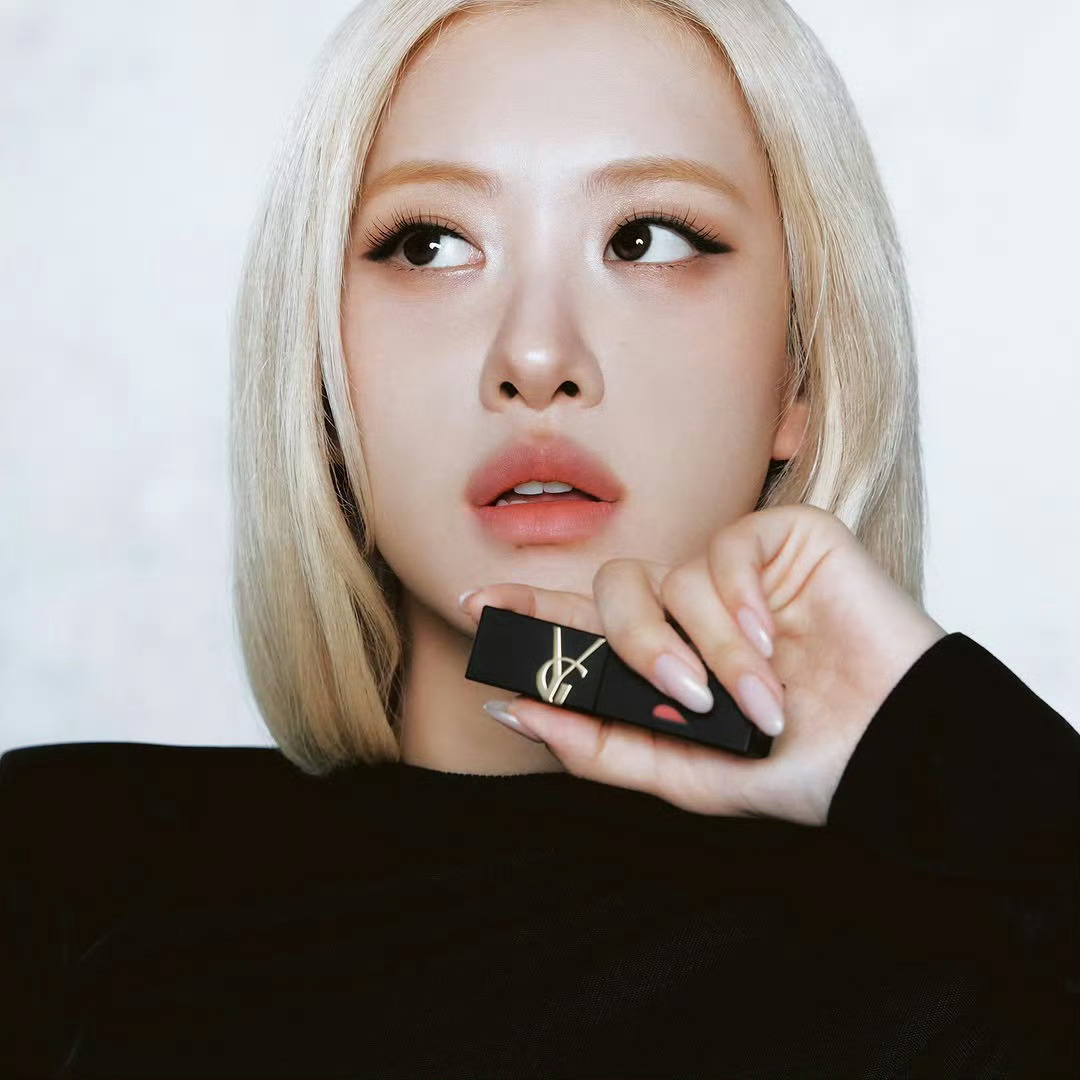 ROSÉ朴彩英地广富人 🌹朴彩英万千瑰色 生命山岗无春光 我自是穿云朗朗 