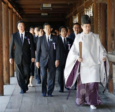 [太阳]8月15日自民党一边谈“铭记历史教训”、批评中国和美国，一边由党总裁向靖
