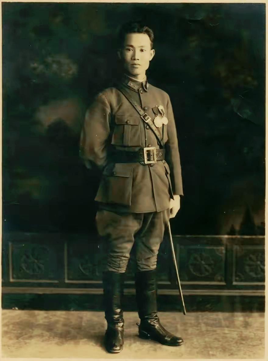 1949年，下野的蒋介石到台湾后，在台湾主政的陈诚马上把权力交还给蒋介石。蒋介石