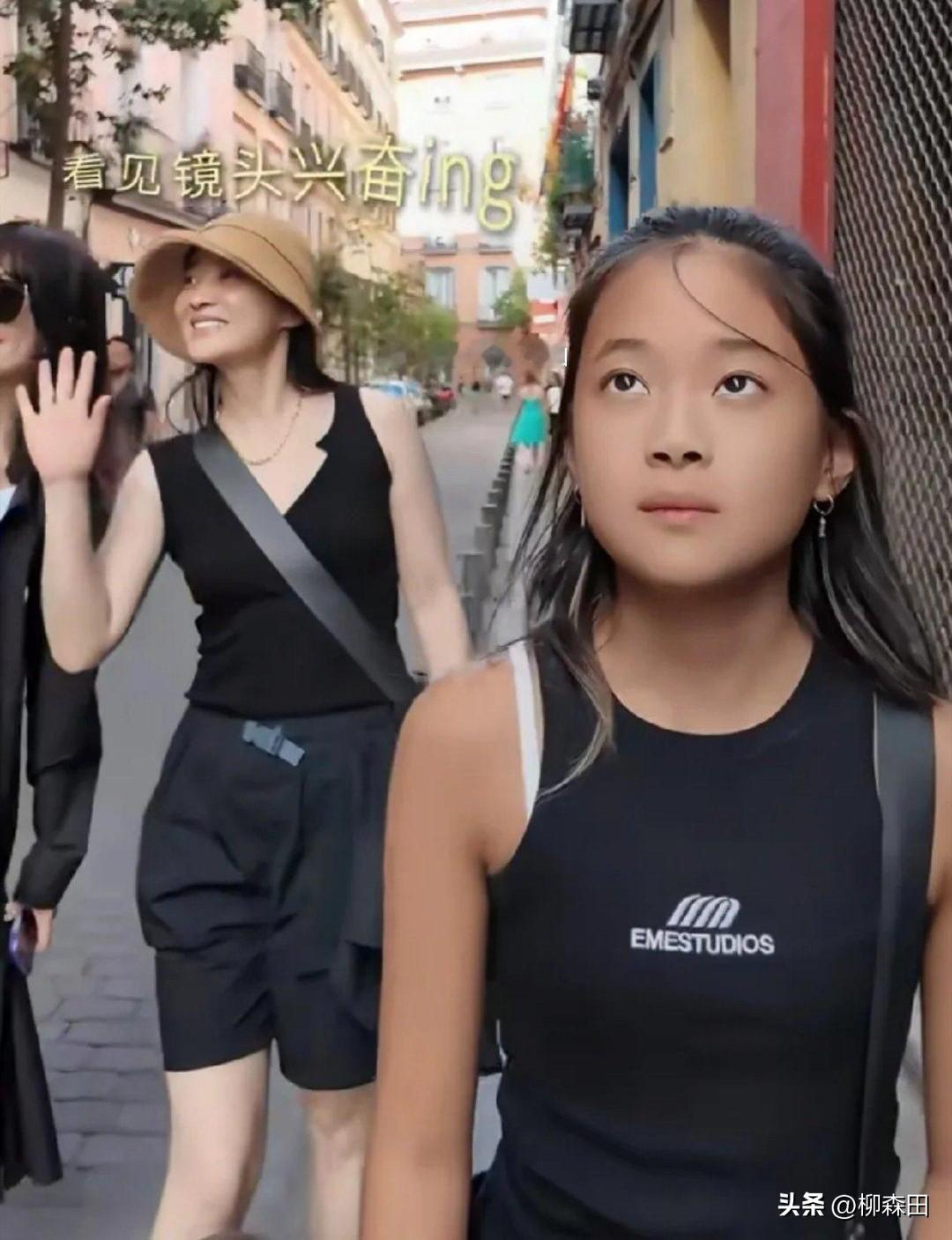 梅婷母女的相似度太高了，眼睛、鼻子、嘴巴几乎如出一辙，尤其是眼睛，给人一种标志性