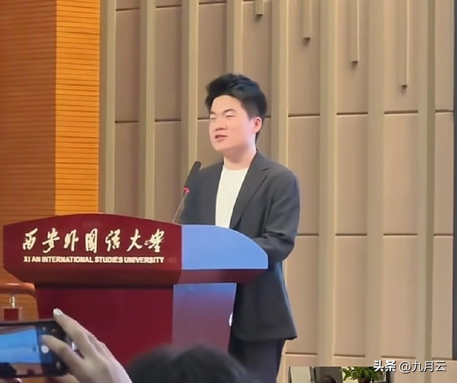 董宇辉今天又回到了母校——西安外国语大学，进行主题演讲，一如既往的幽默，又肉眼可